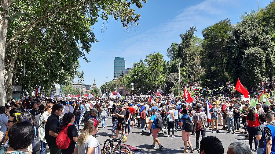 Estallido social en el Chile neoliberal II : Represión, agenda social y la presión social que no cesa